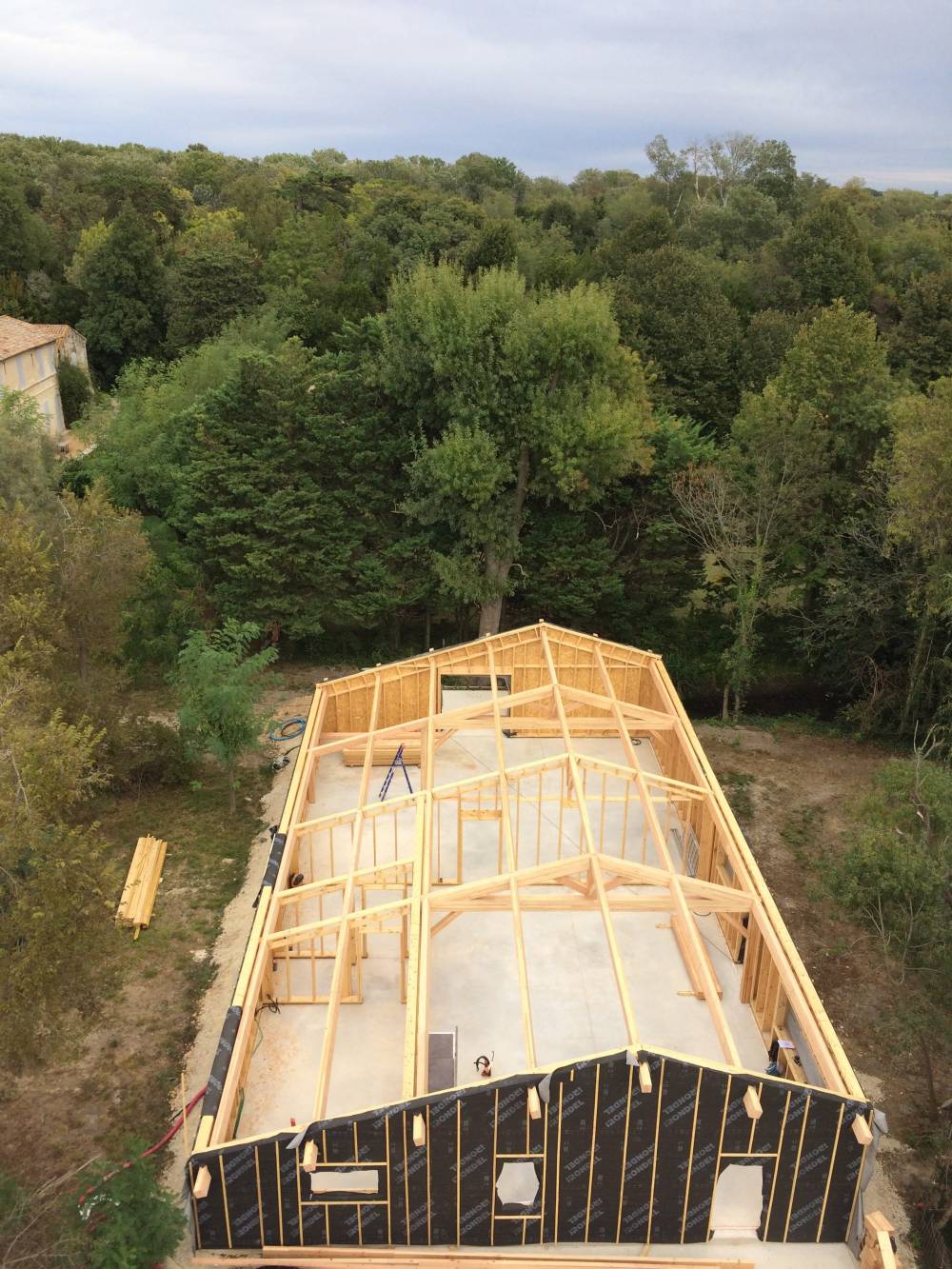 pose-charpente-bois-sur-mesure-thaudiere-apt